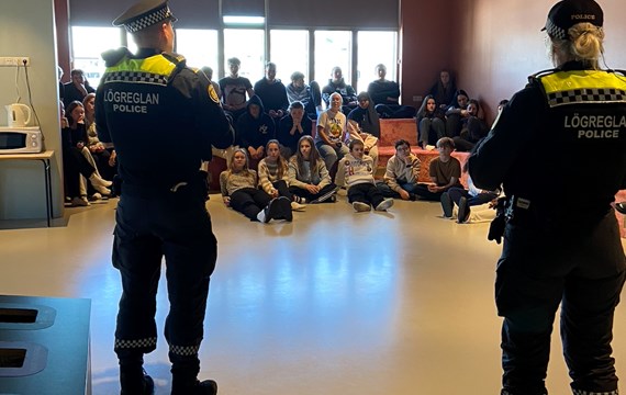 Samfélagslögreglan og Fjörheimar í heimsókn til Myllubakkaskóla
