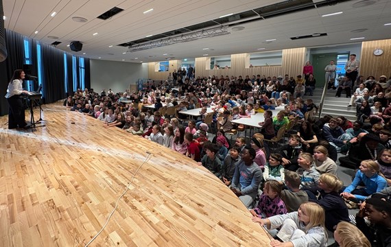 Nýr salur Myllubakkaskóla fylltist af söng og gleði